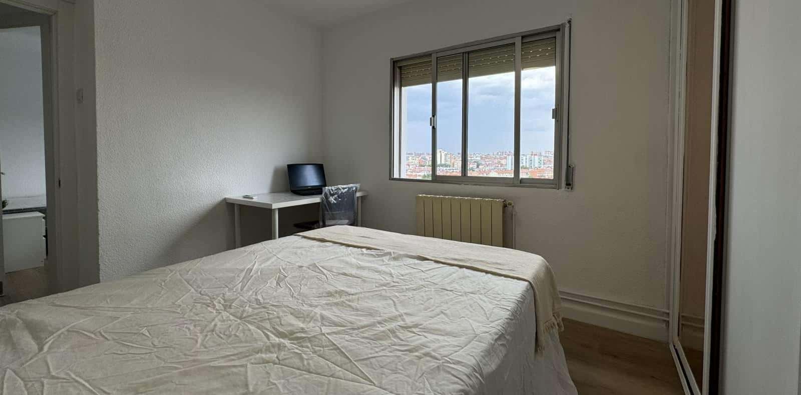 Double bed in Rooms for rent in 4-bedroom apartment in Ciudad Lineal