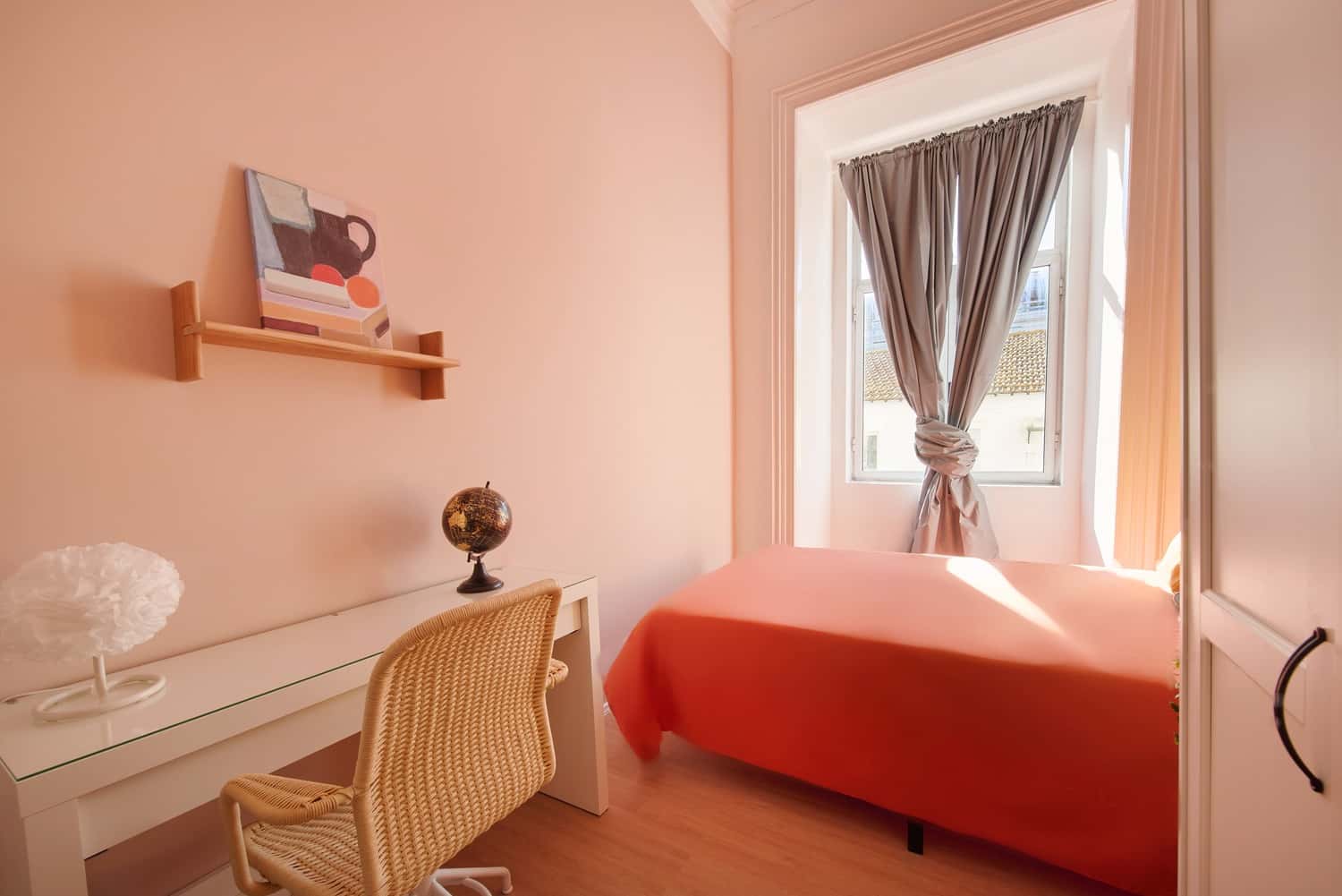 Room 7 - 92. Largo Vitorino Damasio 2 1E