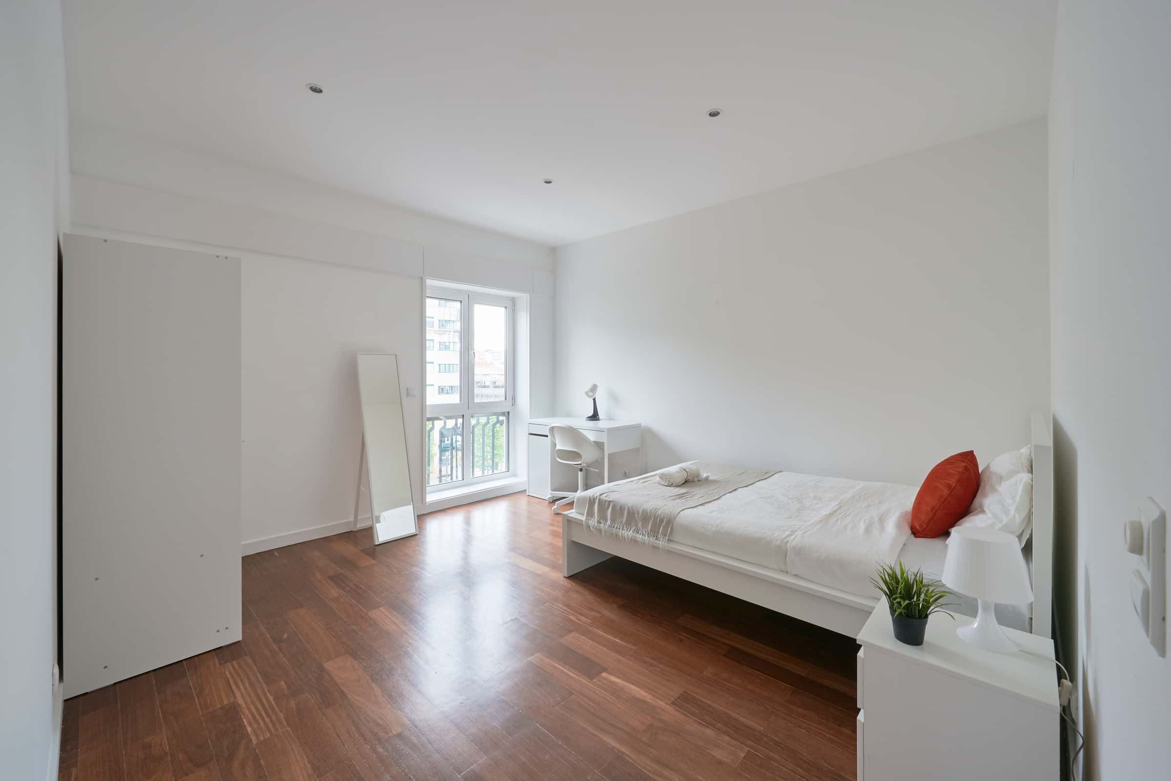 Bedroom in a 7-Bedroom Apartment in Av. da República, Lisbon - Room 4