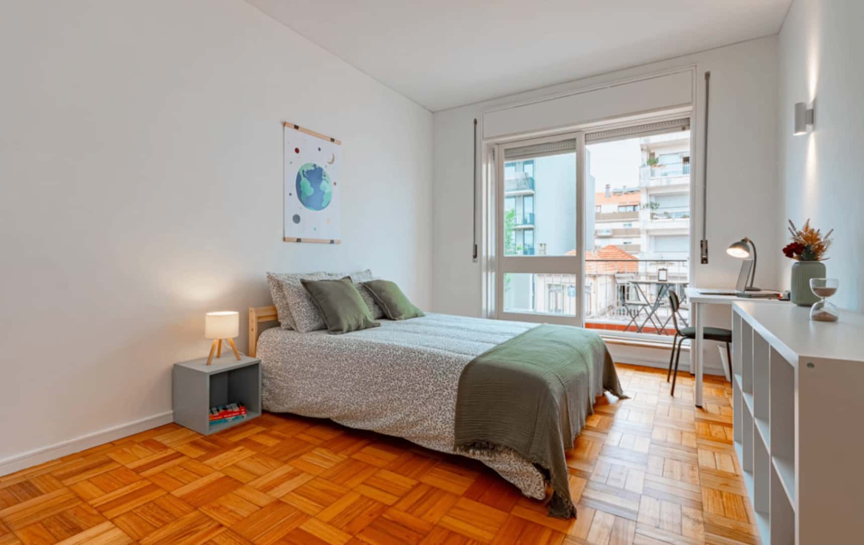 Double room with private balcony in a 4-bedroom apartment in Rua das Artes Gráficas, Porto - Room 2