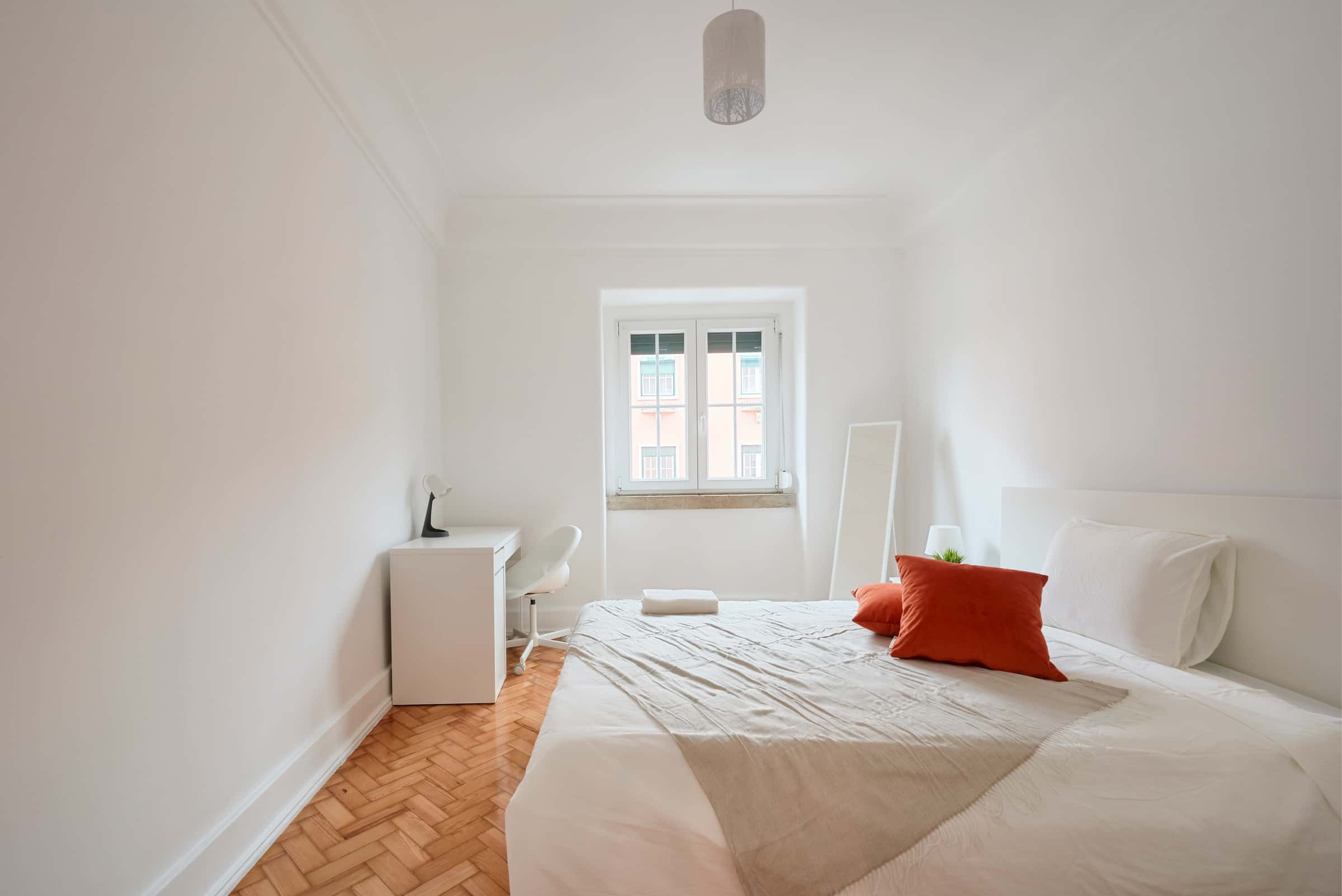 Bedroom in a 6-Bedroom Apartment in Rua Gorgel do Amaral, Lisbon - Room 5