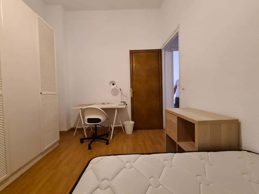 Habitación en piso de 4 habitaciones en Eixample