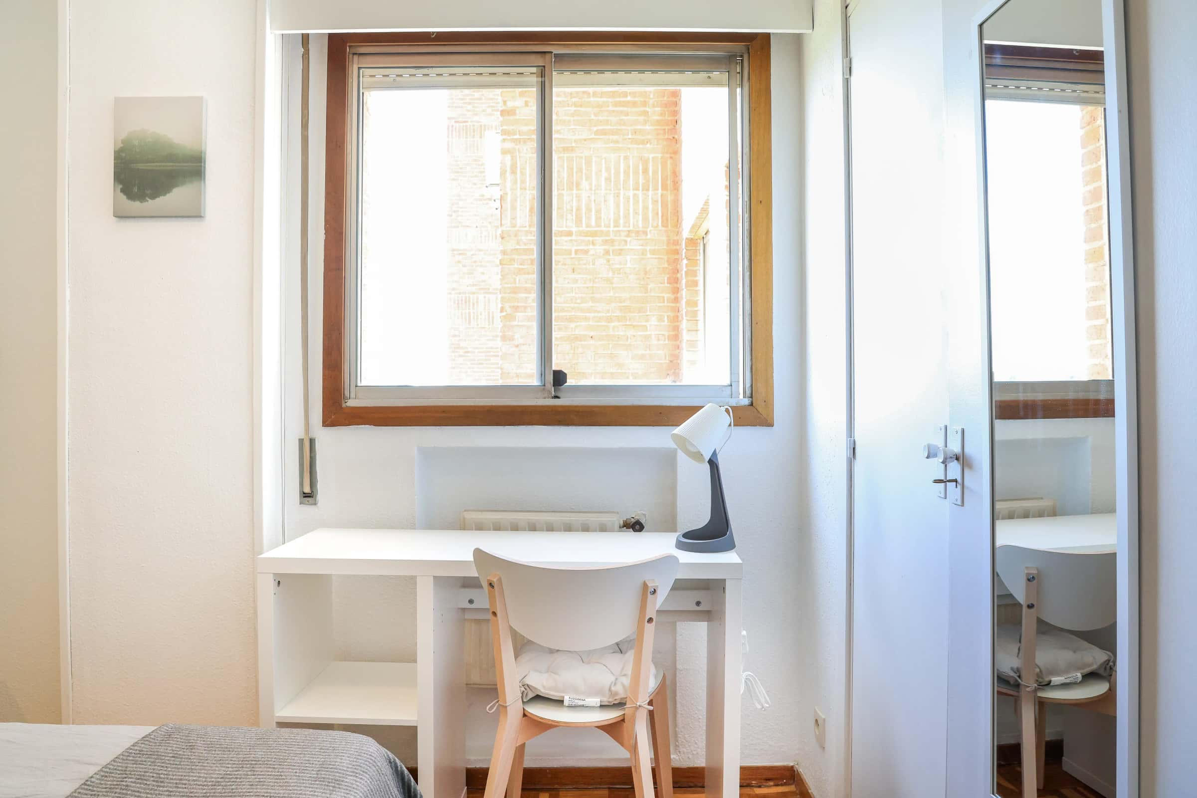 Chambre dans Calle de Santiago de Compostela, Madrid pour 120 m² avec 6 chambres