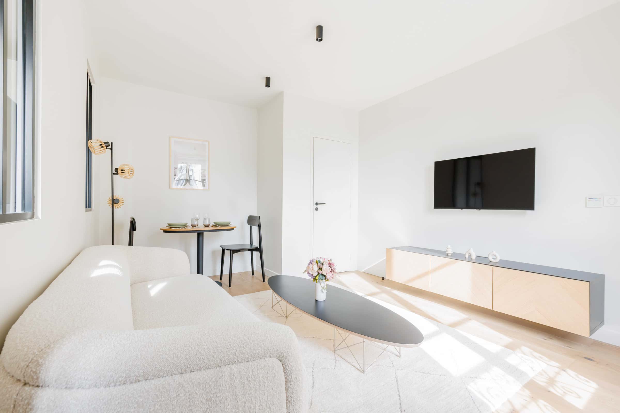 Cozy 1-Bedroom Apartment with Stunning Views