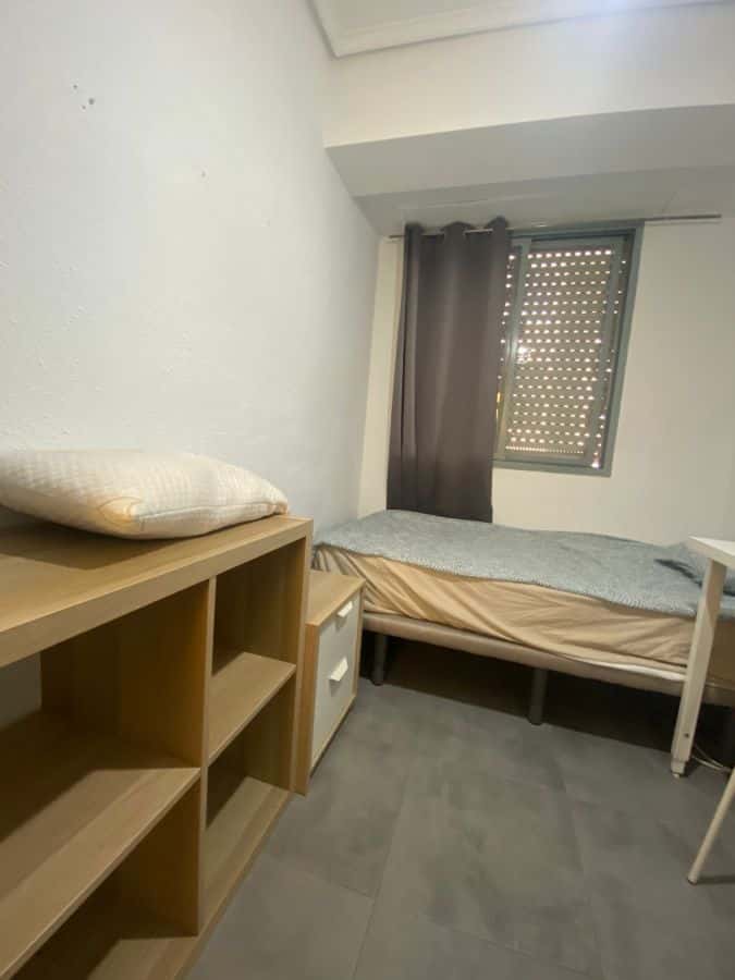 Habitación en piso de 4 habitaciones en Algirós
