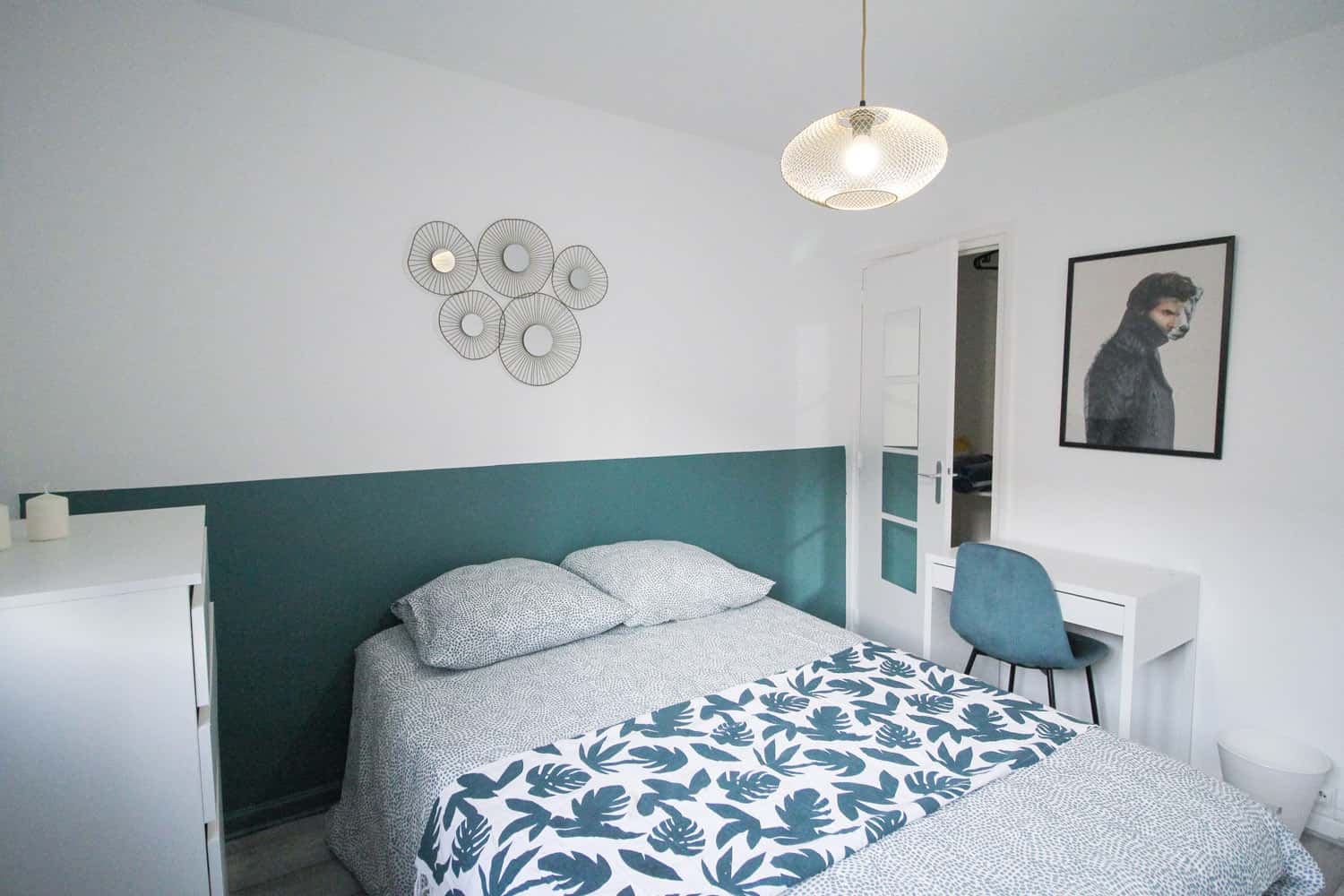 Pleasant room with dressing