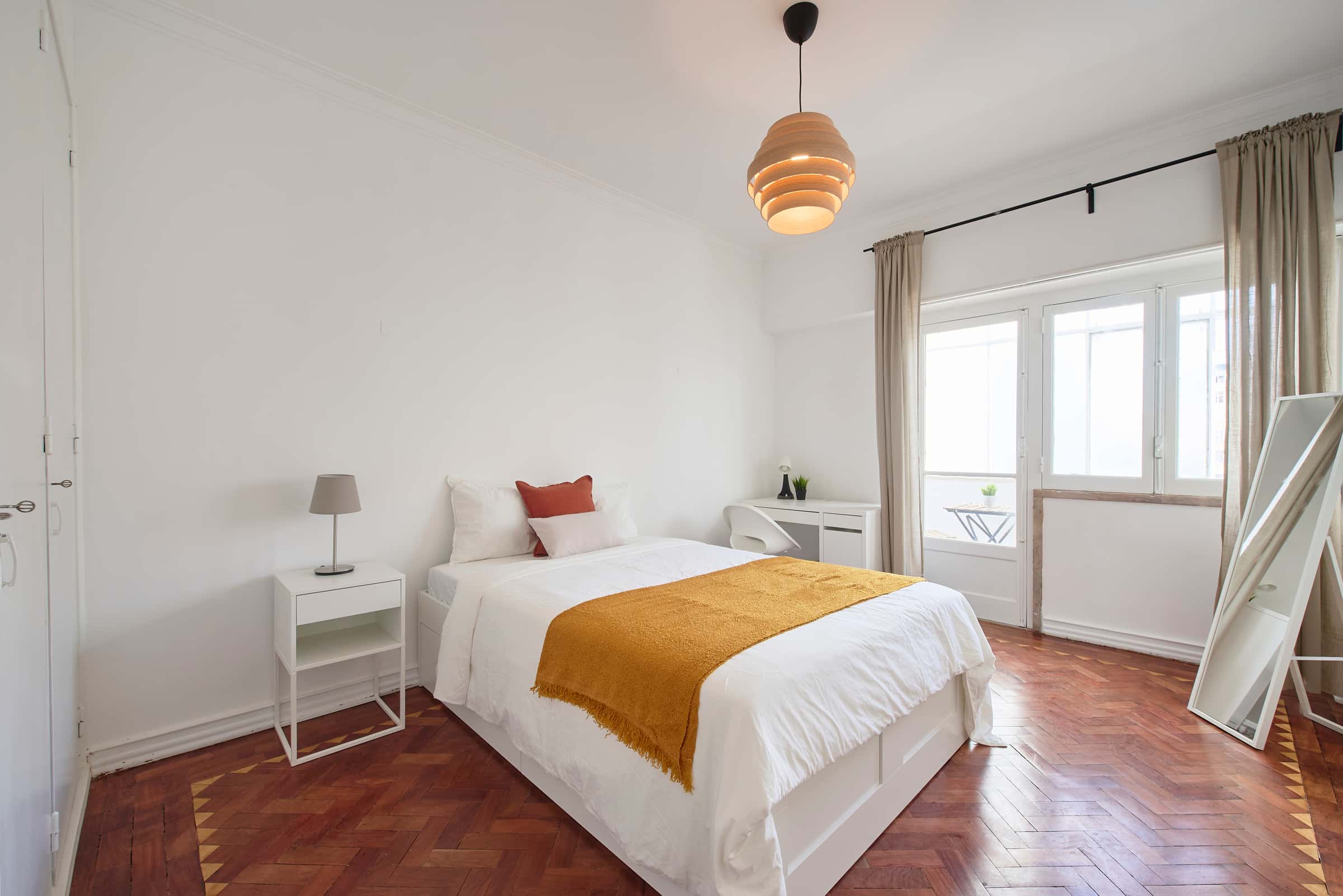 Bedroom in a 8-Bedroom Apartment in Av. Defensor de Chaves, Lisbon - Room 6