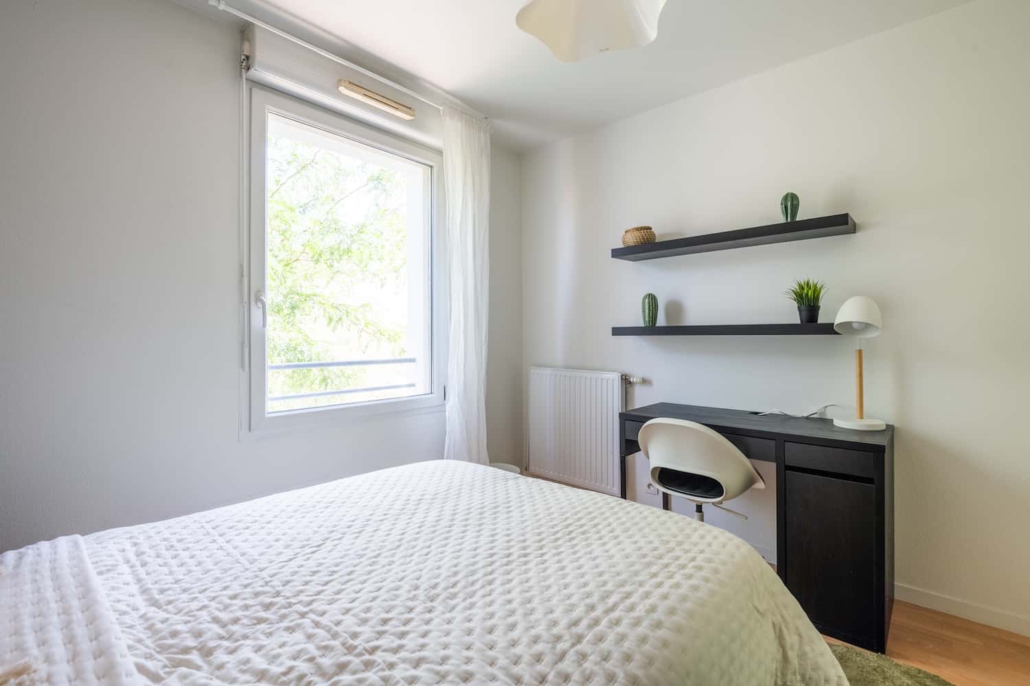 Move into this 11 m² bedroom