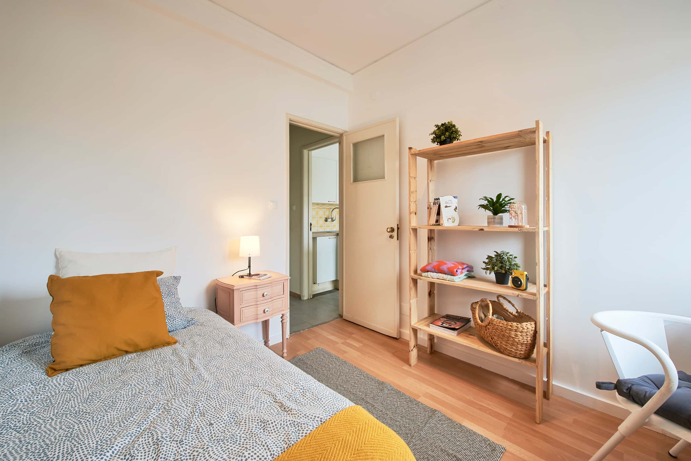 Bedroom in a 6-bedroom apartment in Lisbon - Room 1