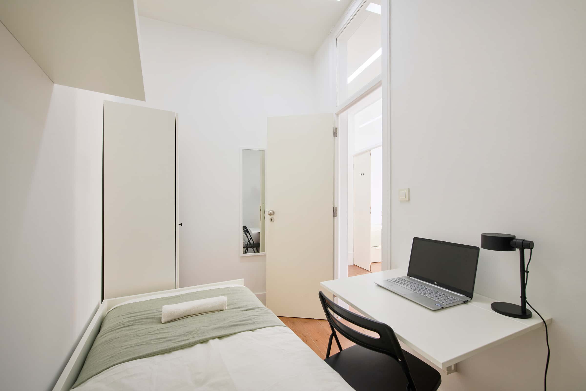 Internal Bedroom in a 9-Bedroom Apartment in Rua Morais Soares, Lisbon - Room 9