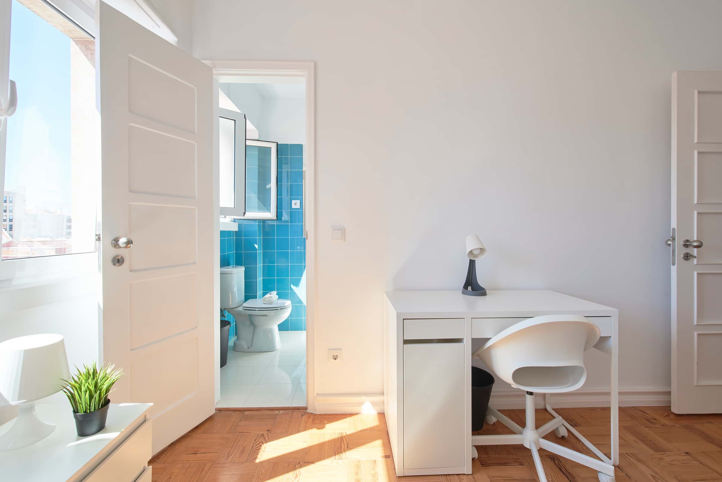 Bedroom with private bathroom in a 9-Bedroom Apartment in Rua Jorge Ferreira de Vasconcelos, Lisbon - Room 5