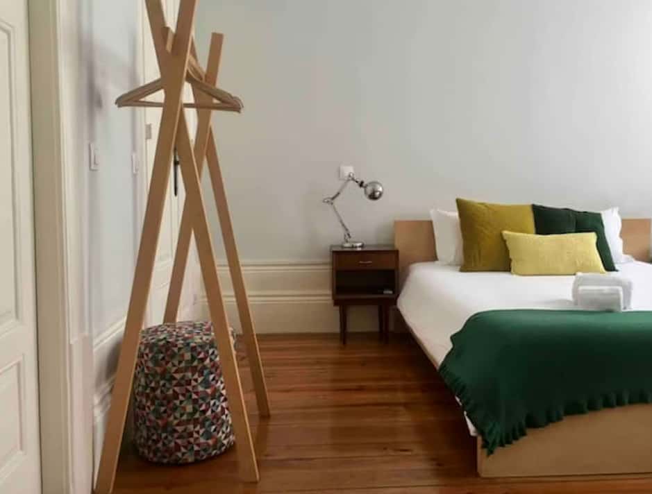 Comfortable room with private bathroom in Rua Barros Lima, Porto