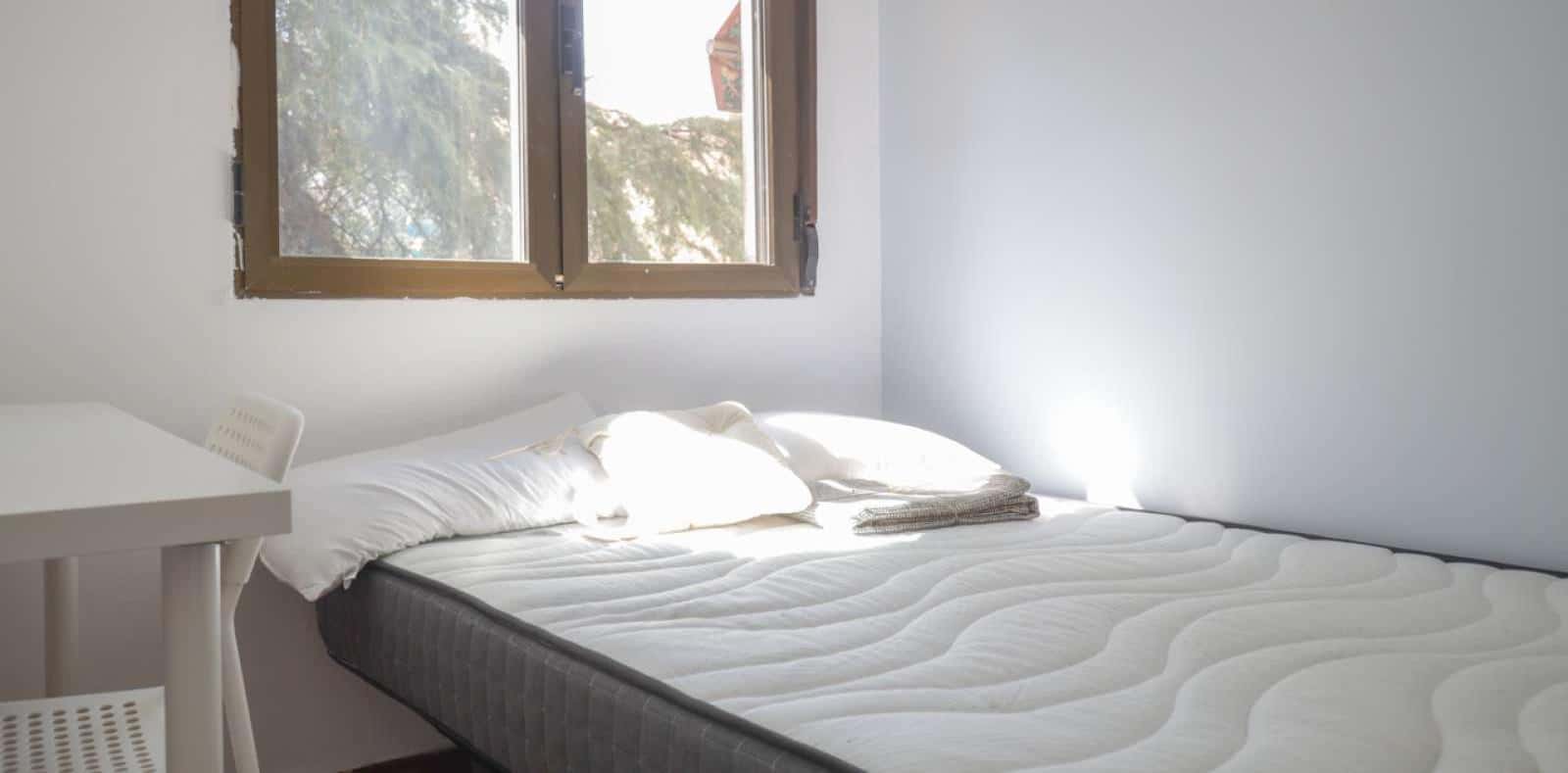 Double bed in Rooms for rent in 5-bedroom apartment in La Elipa