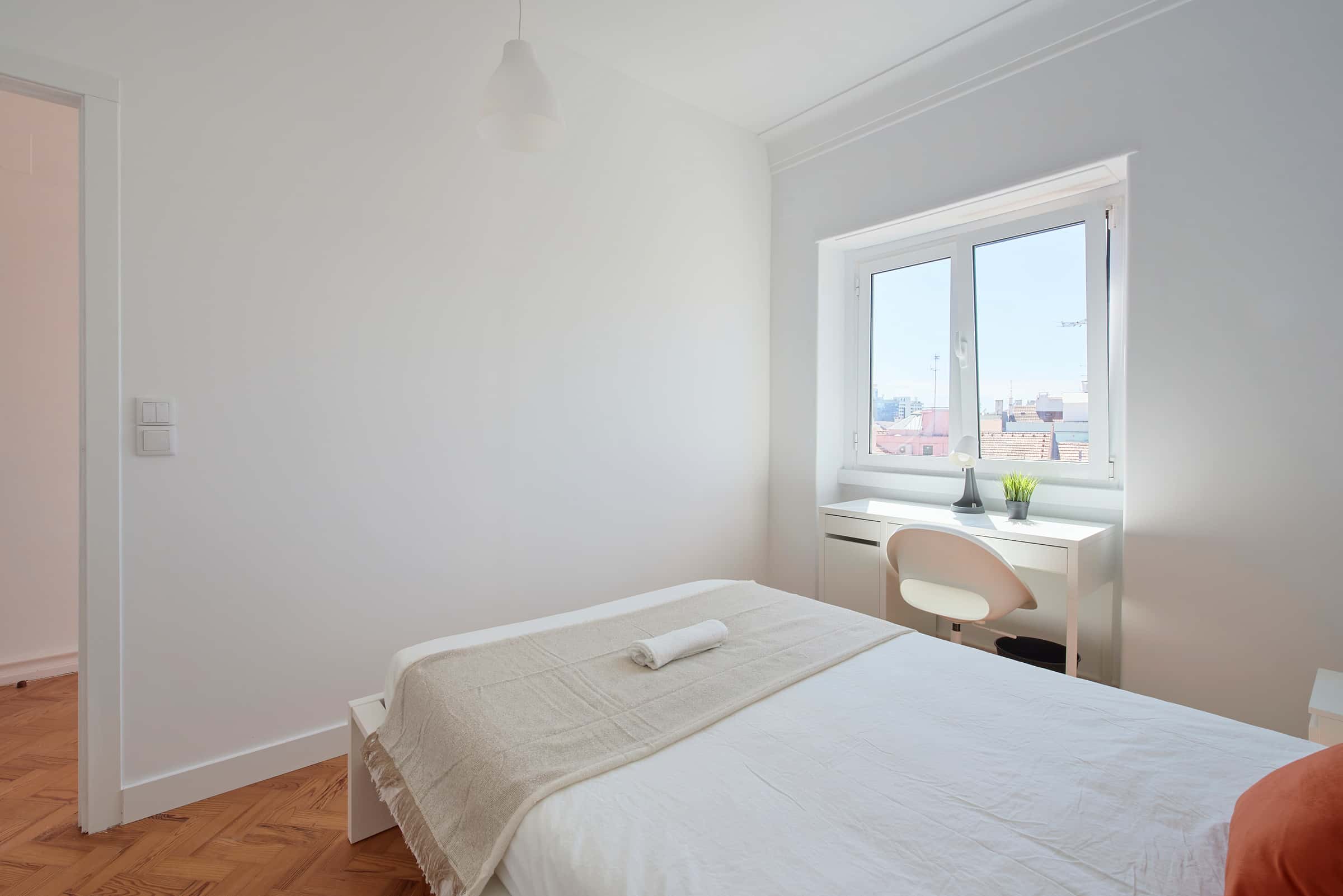 Bedroom in a 9-Bedroom Apartment in Rua Jorge Ferreira de Vasconcelos, Lisbon - Room 9