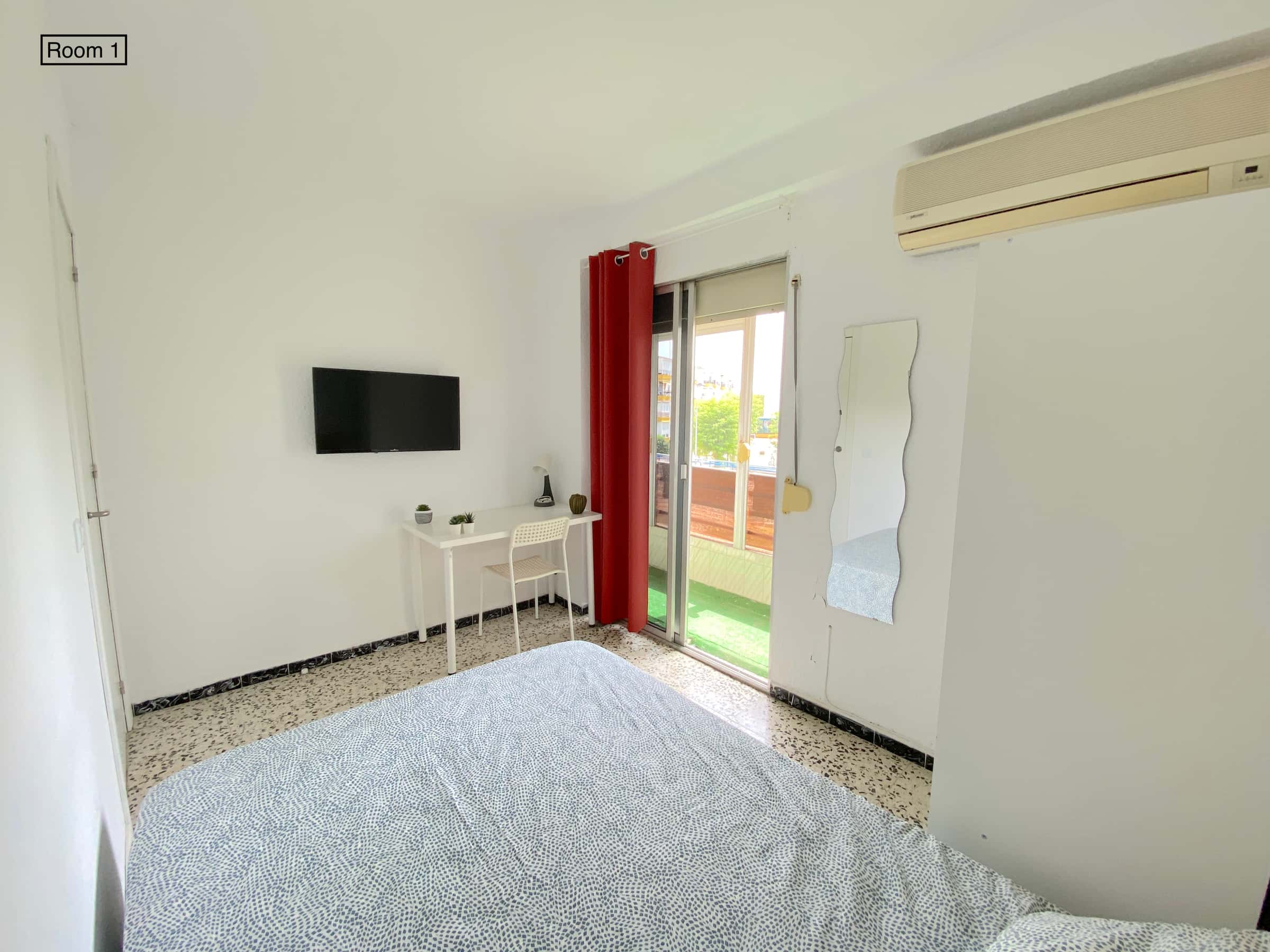 Premium sunny room near center with private terrace, AC, double bed, WIFI and TV for students