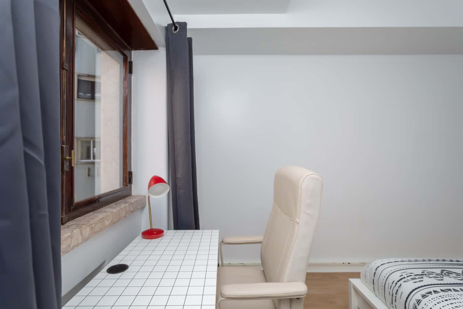 Room 9 - 35. Fontes Pereira Melo 3 6D