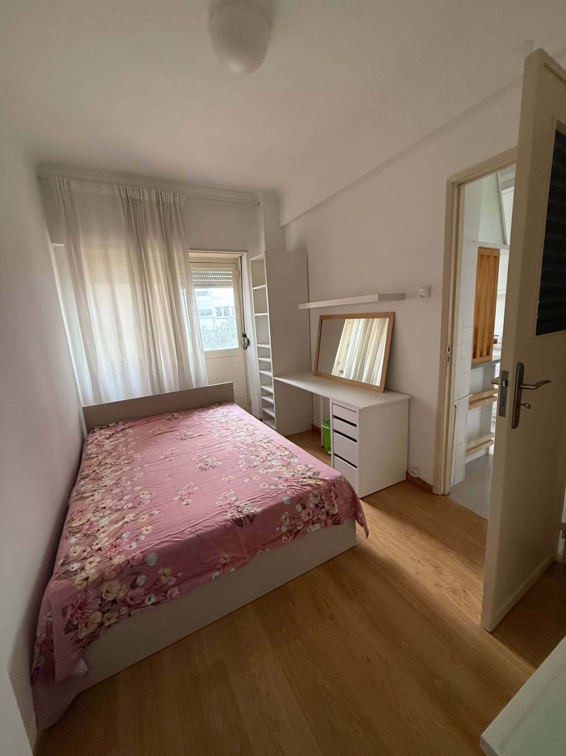 Room with private bathroom in Lisbon