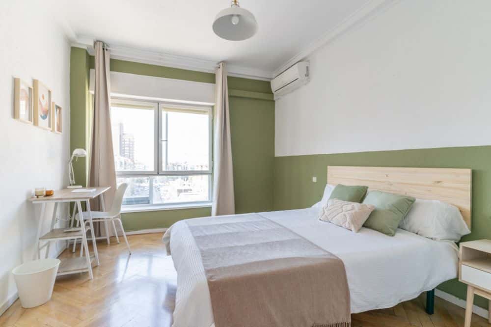 Hermosa habitación doble con aire acondicionado en Av. América.