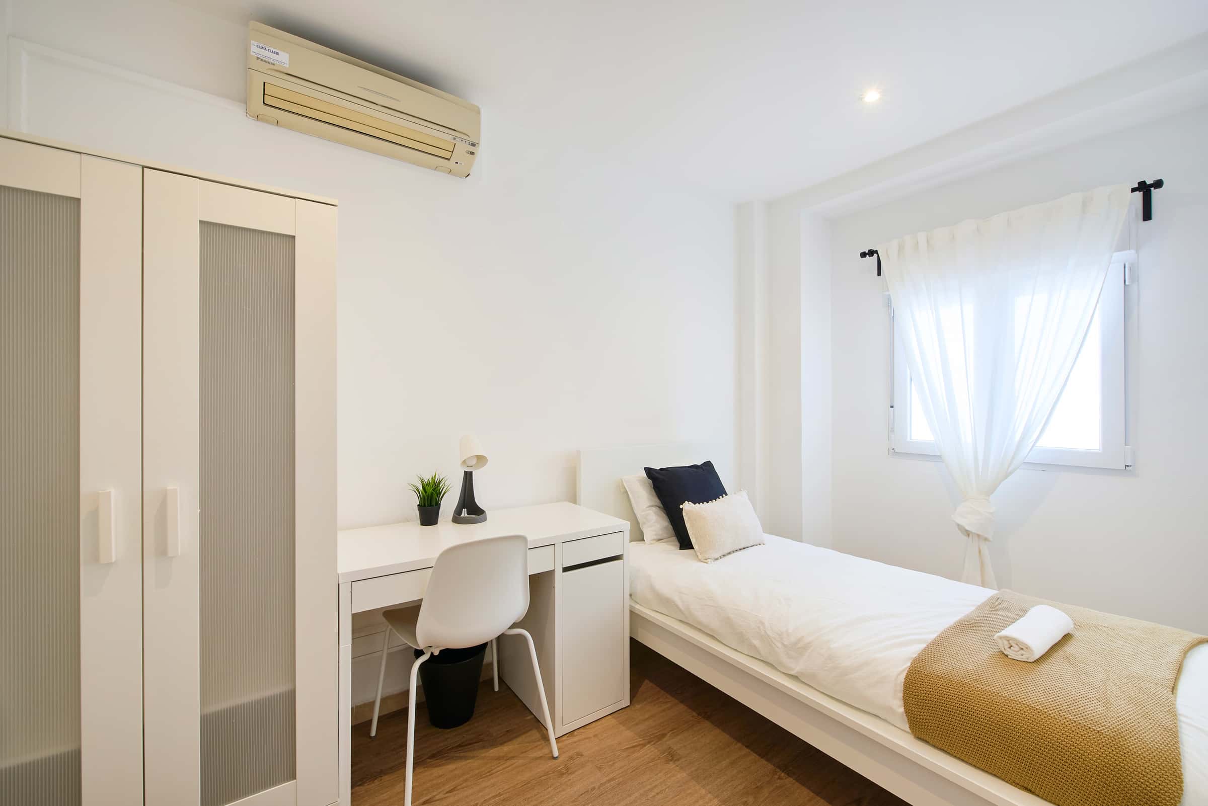 Bedroom in a 9-Bedroom Apartment in Rua Martens Ferrão, Lisbon - Room 1