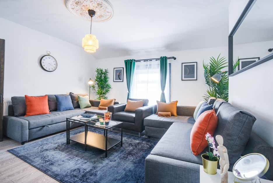 Spacious 2BR Maisonette | 2 Baths | Huge Lounge