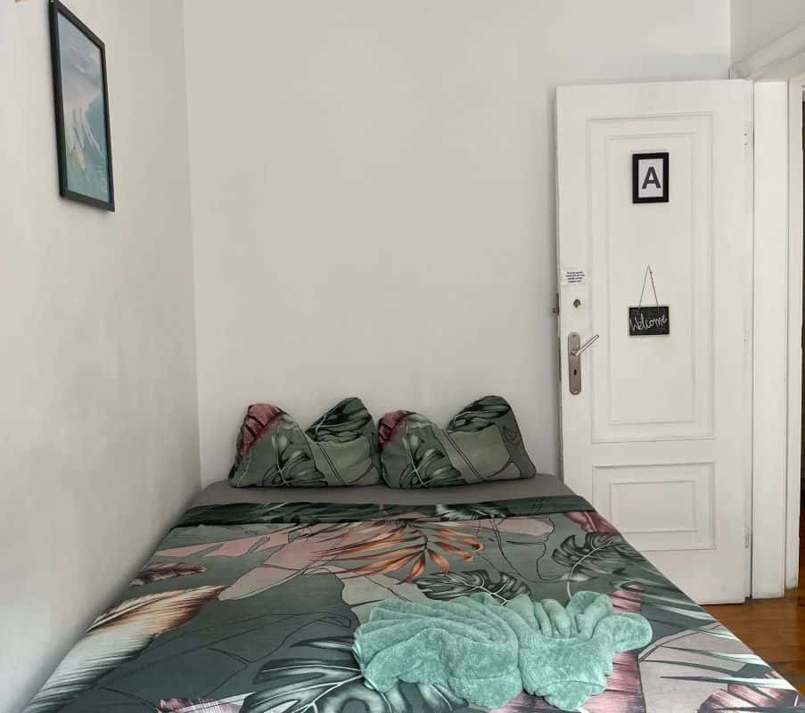 Room A in a 4-bedroom Apartment in Rua Palmira, Lisbon