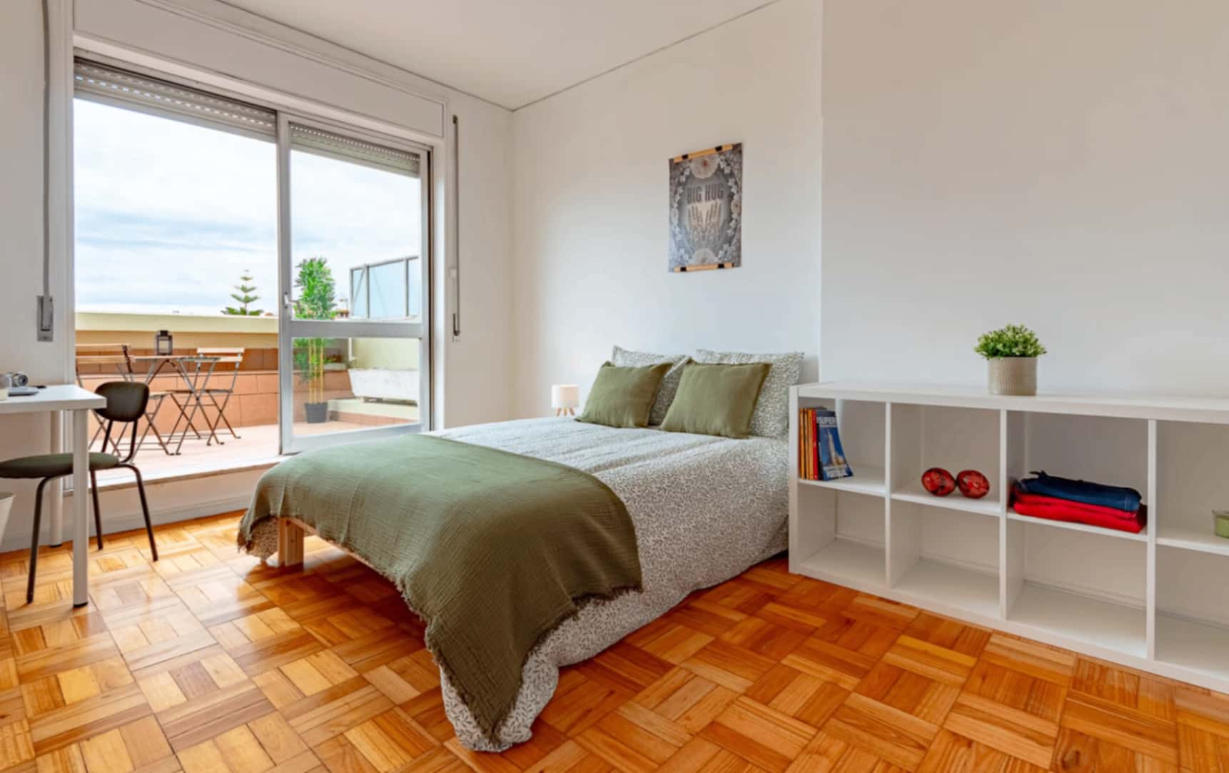 Double room with private terrace in a 4-bedroom apartment in Rua das Artes Gráficas, Porto - Room 3