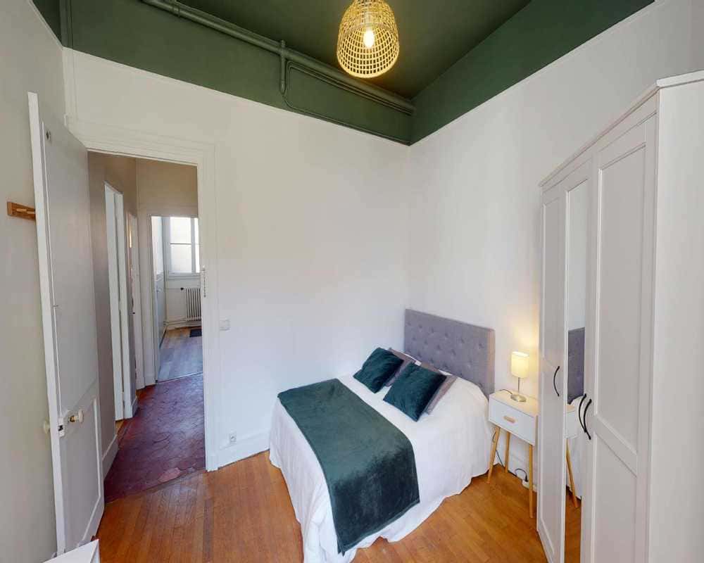 Chambre dans le Quai d'Anjou 75004