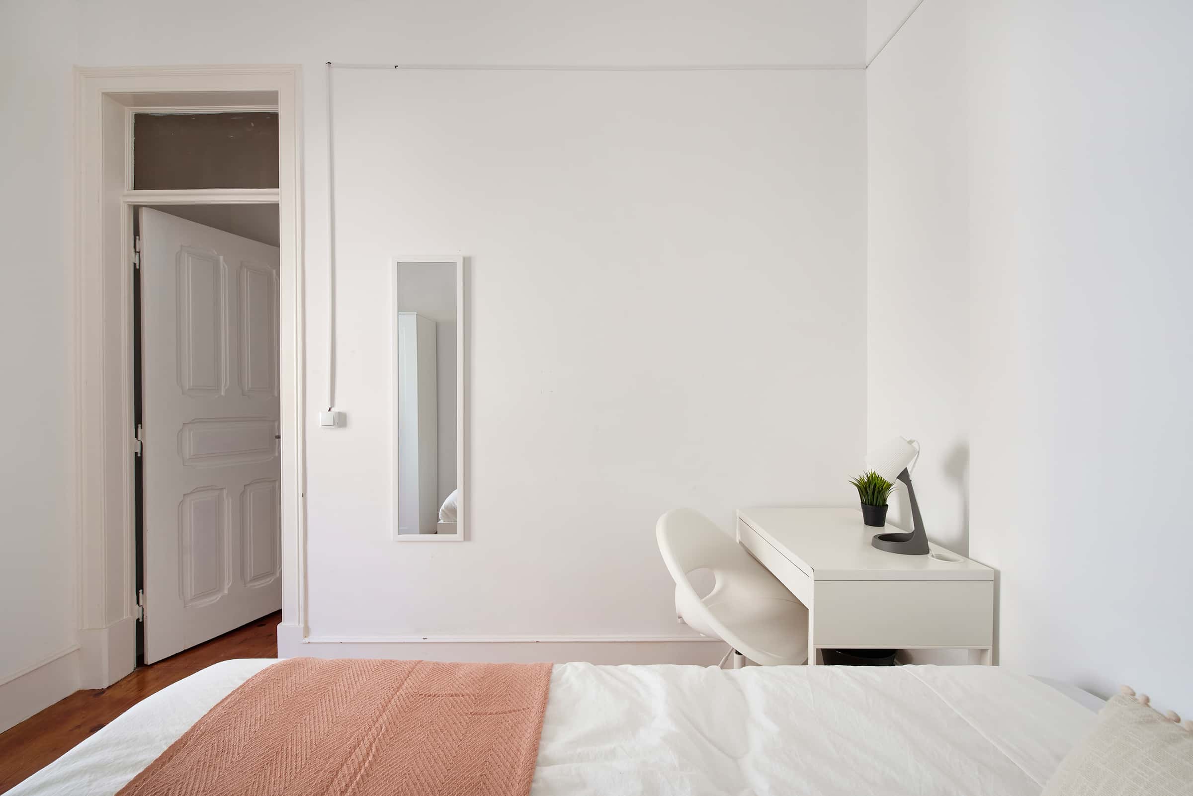 Bedroom in a 8-Bedroom Apartment in Rua Chaby Pinheiro, Lisbon - Room 1