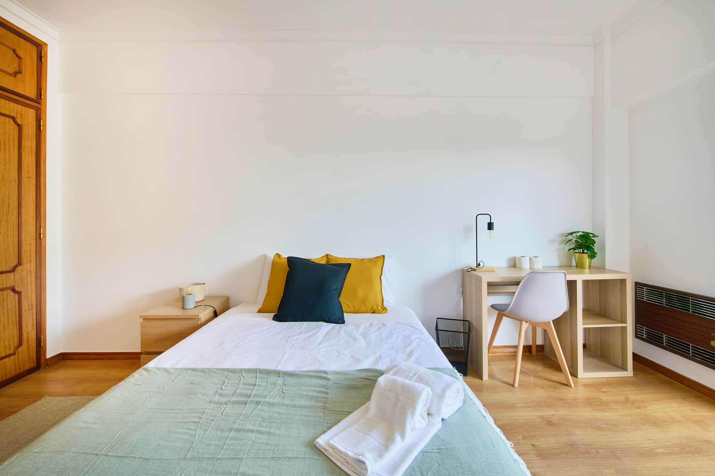 Bedroom in a 5-bedroom apartment in Al. da Linha de Torres, Lisbon - Room 3
