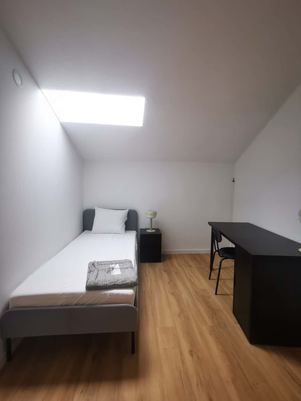 Room in a 8-bedroom apartment in Rua de Vale Formoso, Porto - Room 6