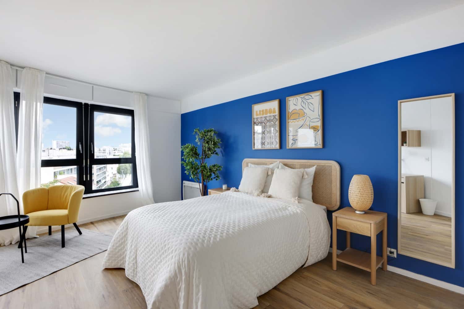 Move into this wide 19 m² bedroom