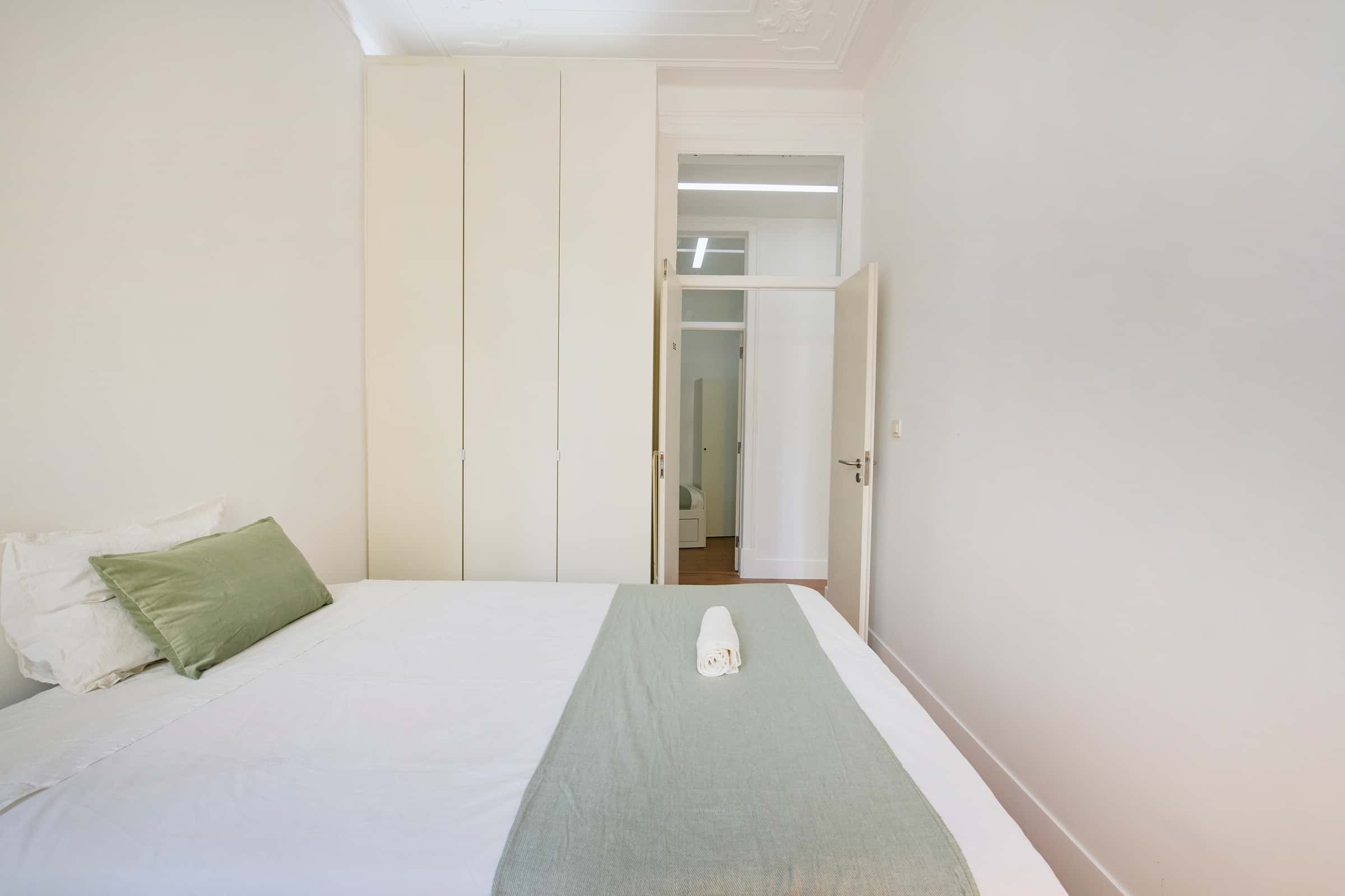 Bedroom in a 9-Bedroom Apartment in Rua Morais Soares, Lisbon - Room 5