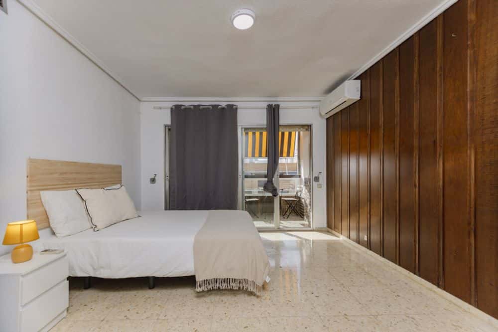 Preciosa habitación con balcón en Camins al Grau