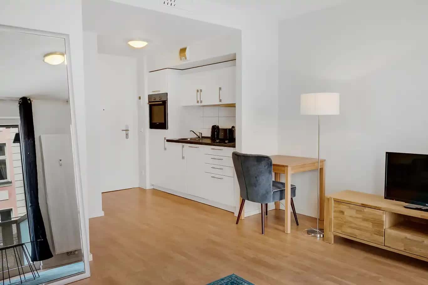 Furnished Studio with Balcony in Adlershof - Photo 2