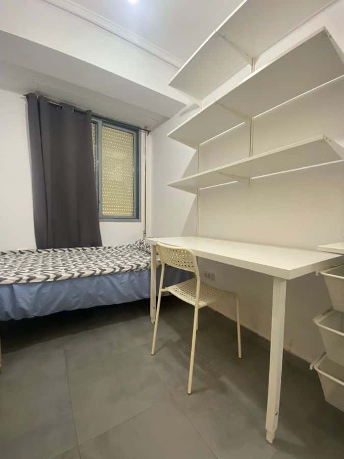 Habitación en piso de 4 habitaciones en Algirós