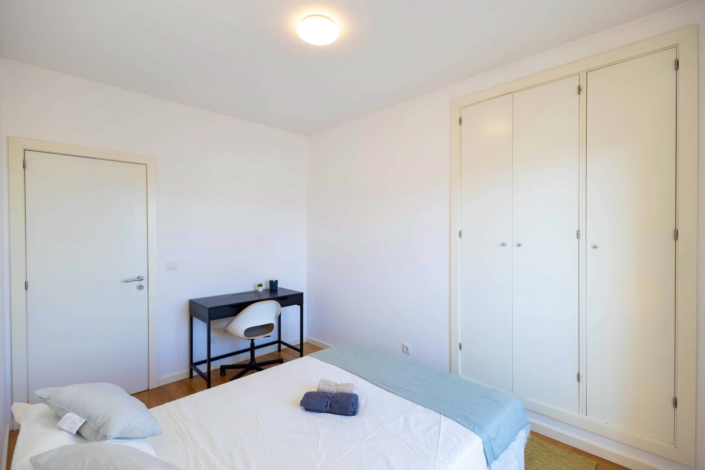 Bedroom in a 5-bedroom apartment in R. Jangada de Pedra, Lisbon - Room 2