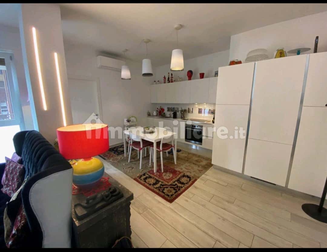 Chambre dans Via Crimea, Milano pour 135 m² avec 3 chambres