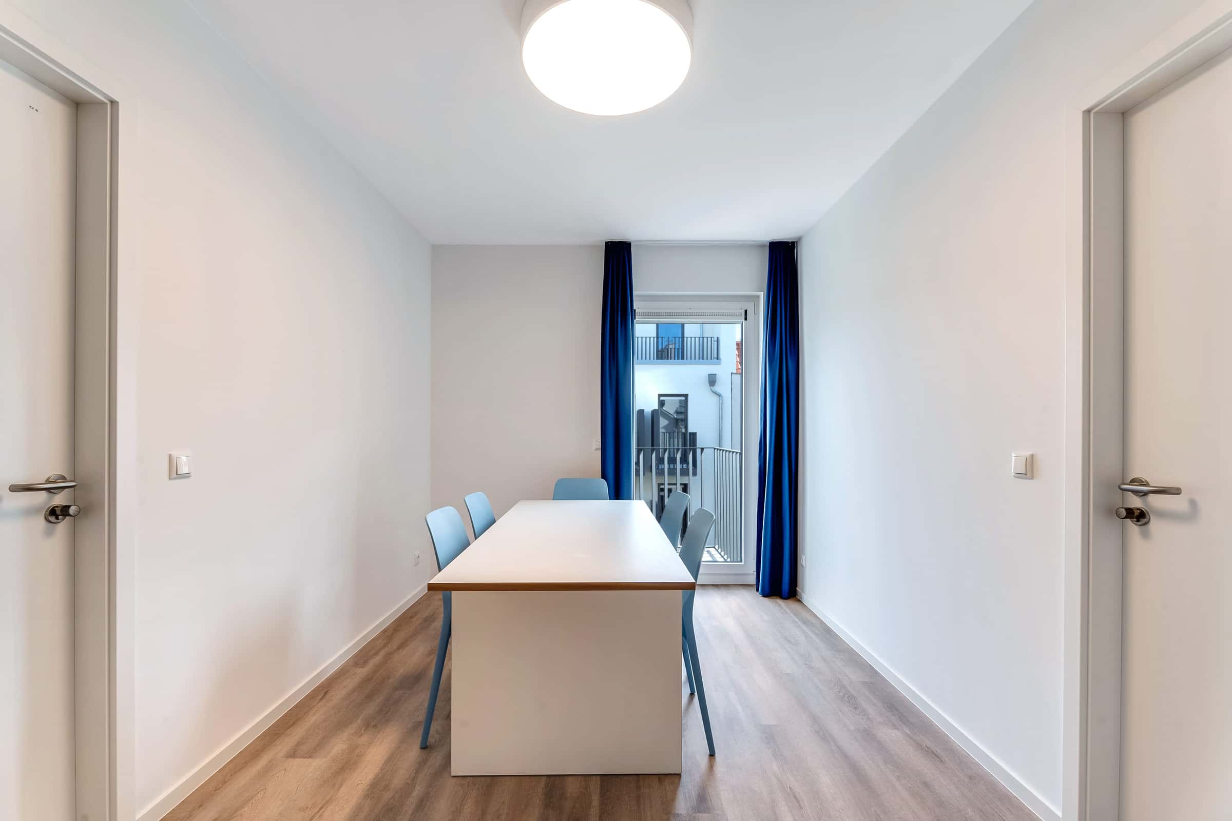 Fully furnished private room with balcony in a 5people shared mixed apartment Nearby HTW University