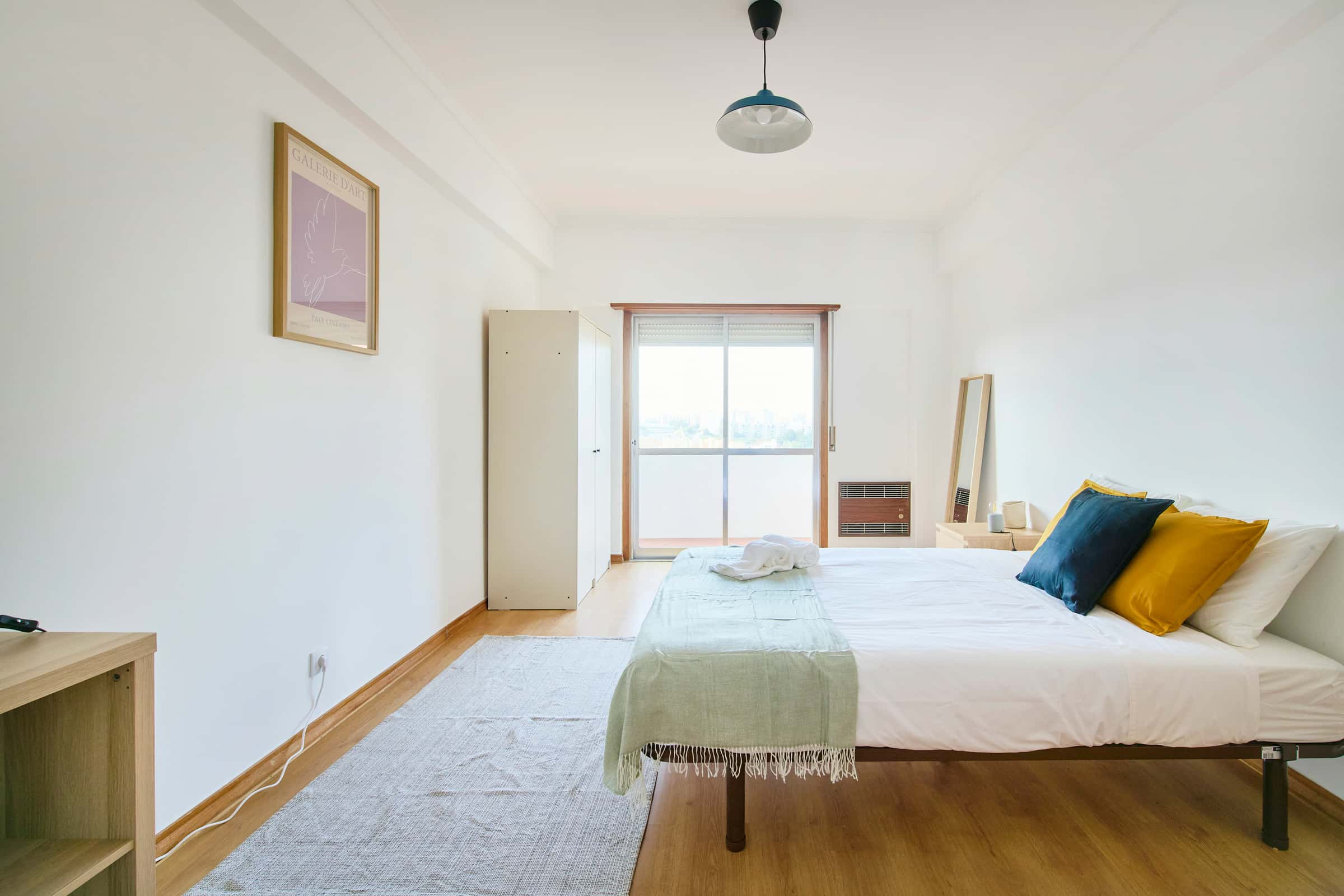 Bedroom in a 5-bedroom apartment in Al. da Linha de Torres, Lisbon - Room 5