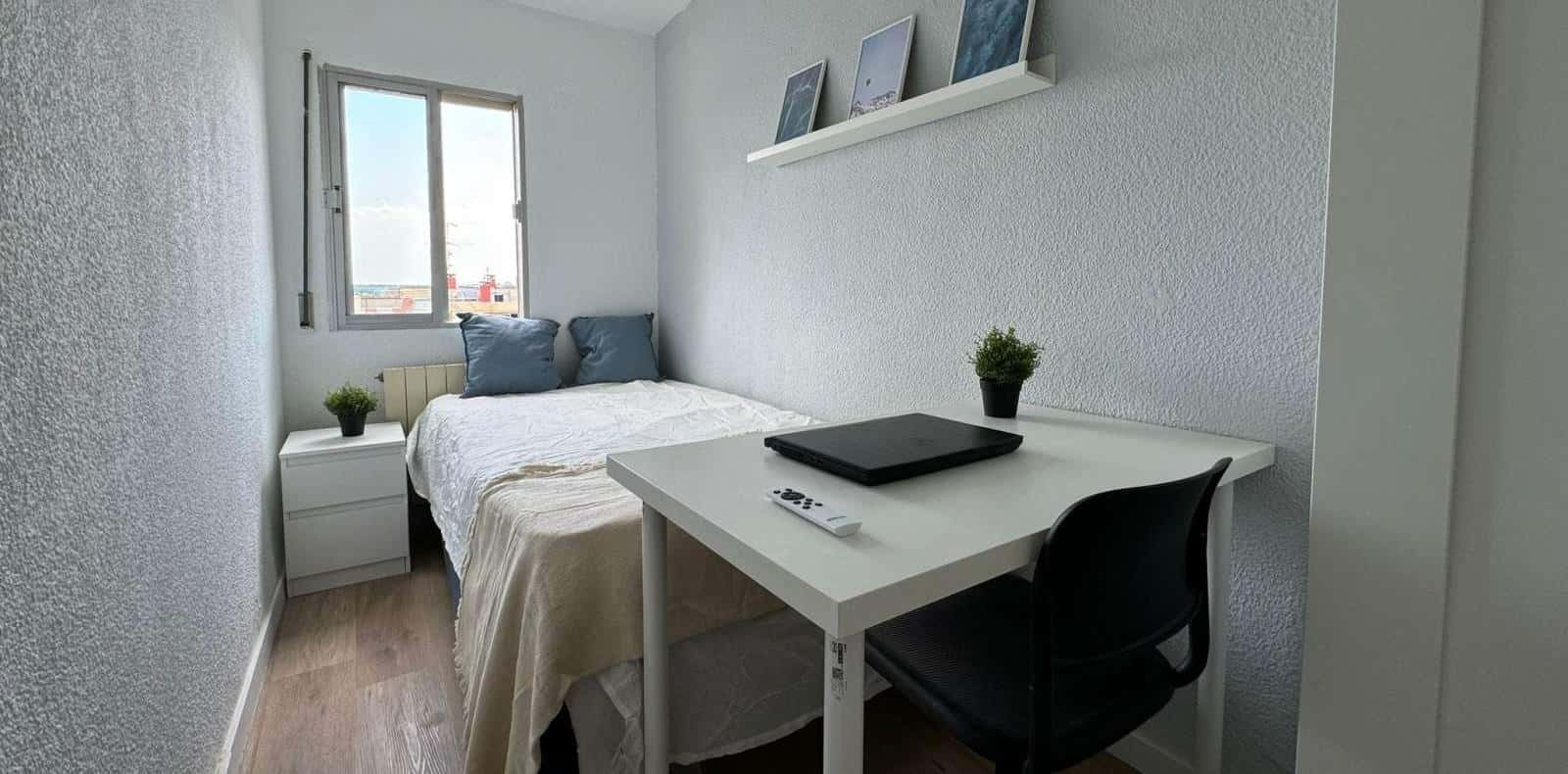Double bed in Rooms for rent in 4-bedroom apartment in Ciudad Lineal
