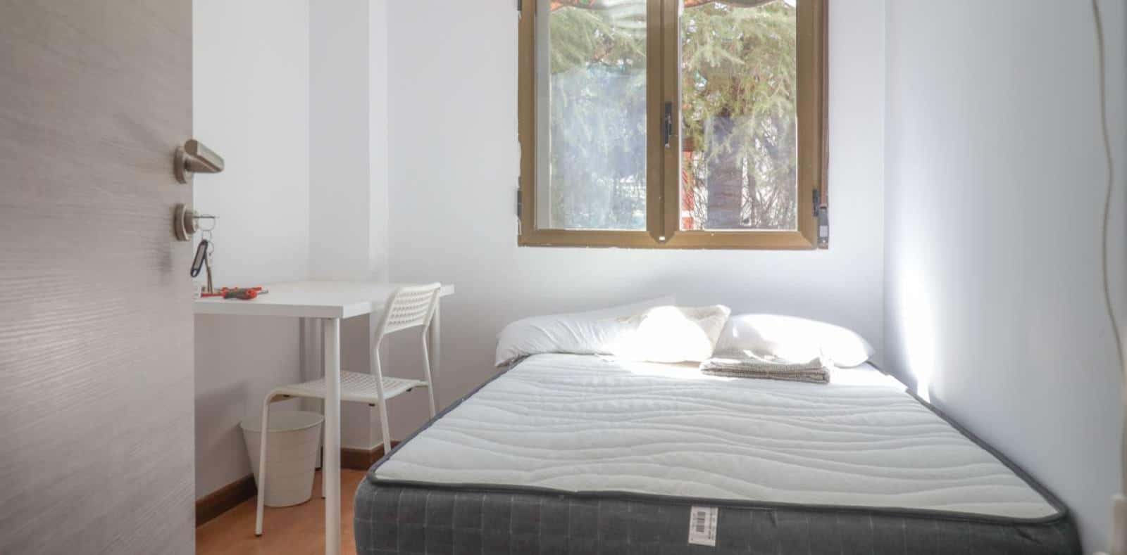Double bed in Rooms for rent in 5-bedroom apartment in La Elipa