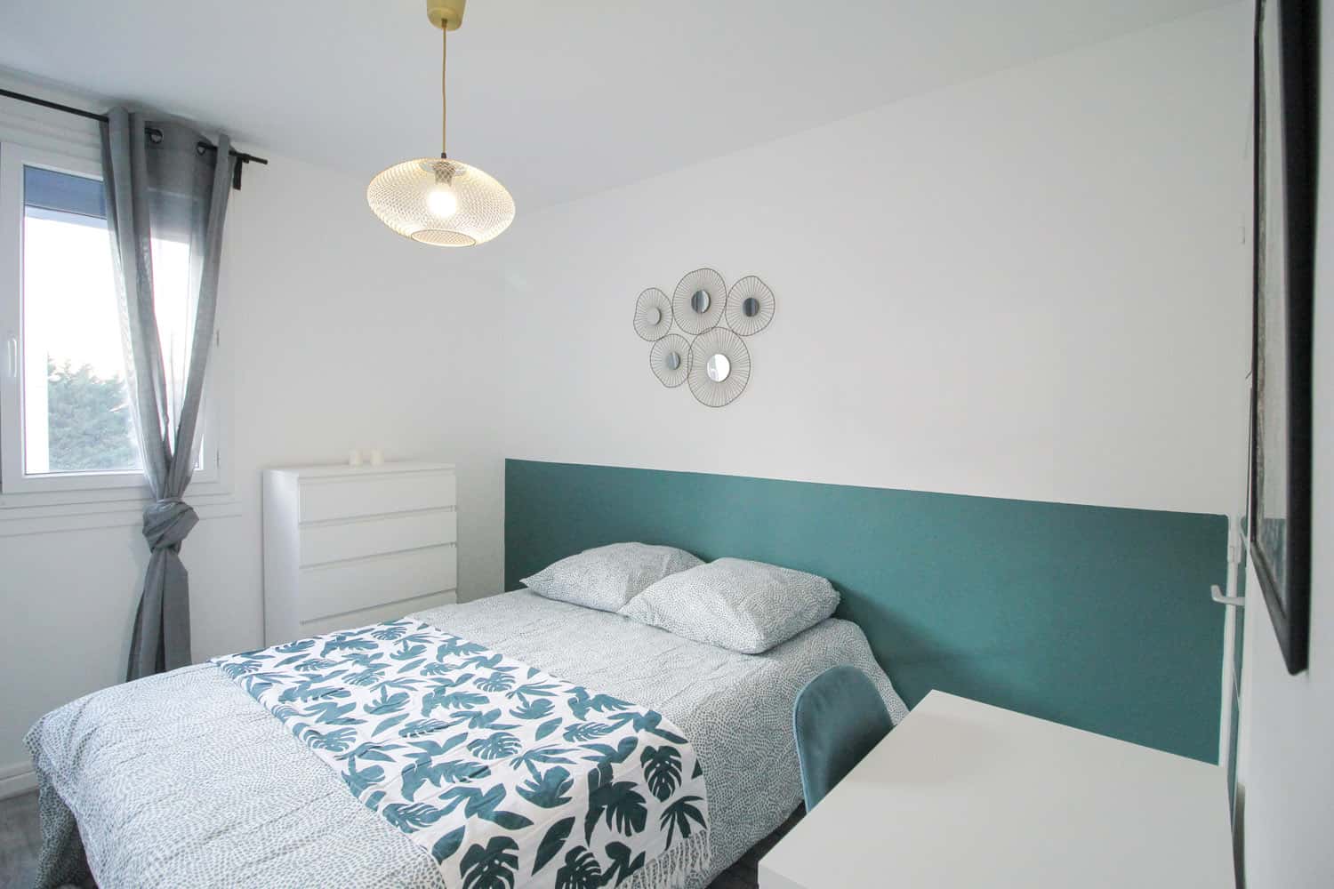 Pleasant room with dressing