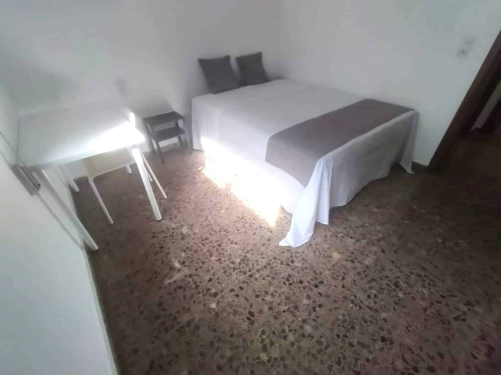 Habitacion privada en Amparo Iturbi , Valencia