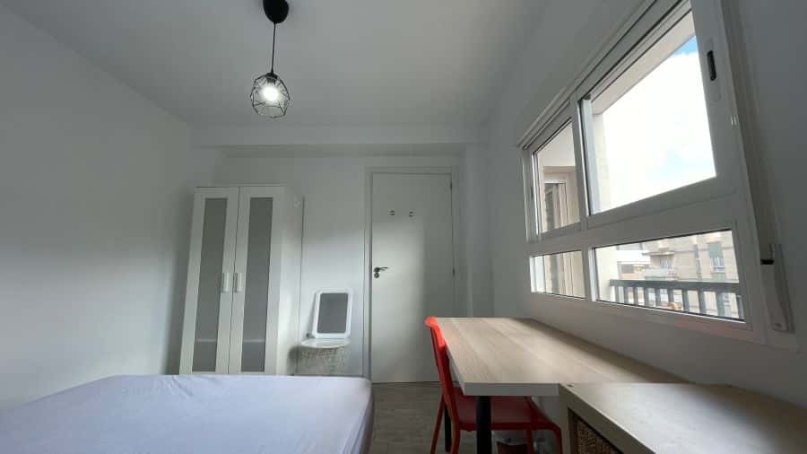 Habitación en piso de 4 habitaciones en Algirós
