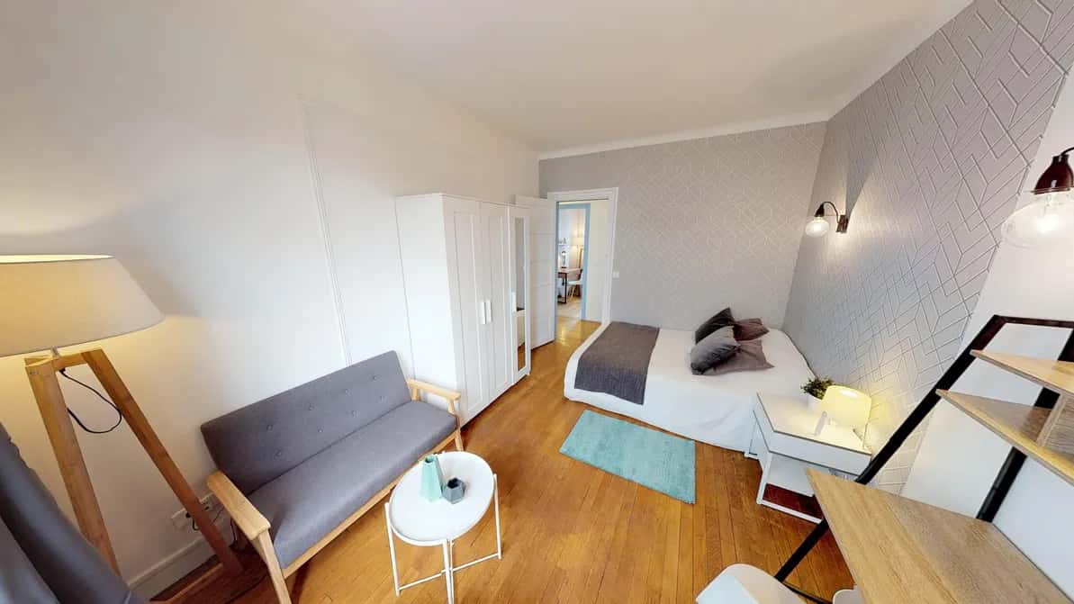 Room in Rue Barbès, Courbevoie for 72 m² with 4 bedrooms