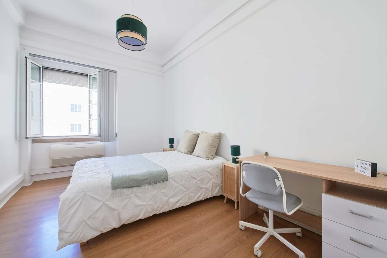 Room 9 - 37. Sidonio Pais nr 24 1E