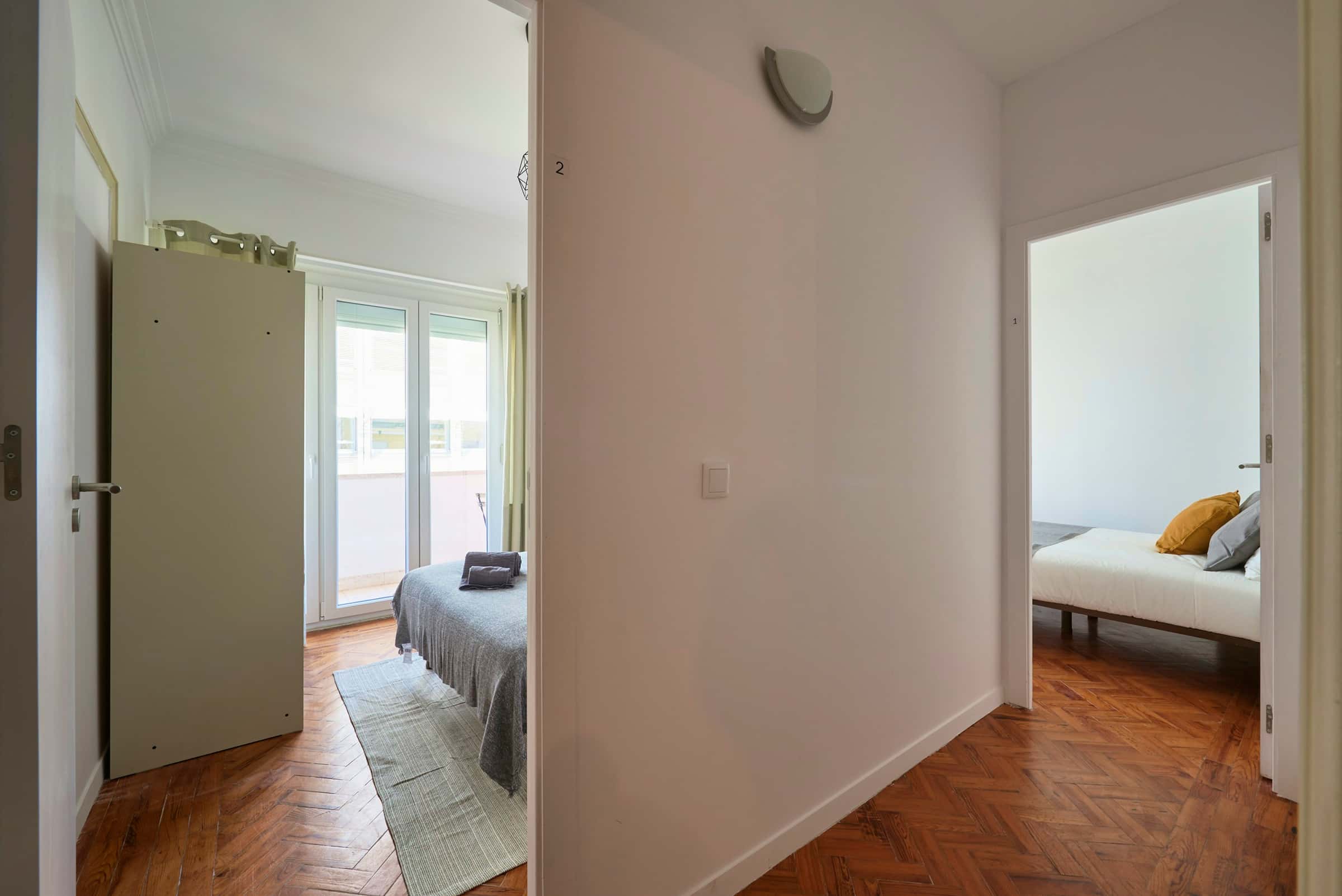 Bedroom in a 7-bedroom apartment in R. Pedro Nunes, Lisbon - Room 2