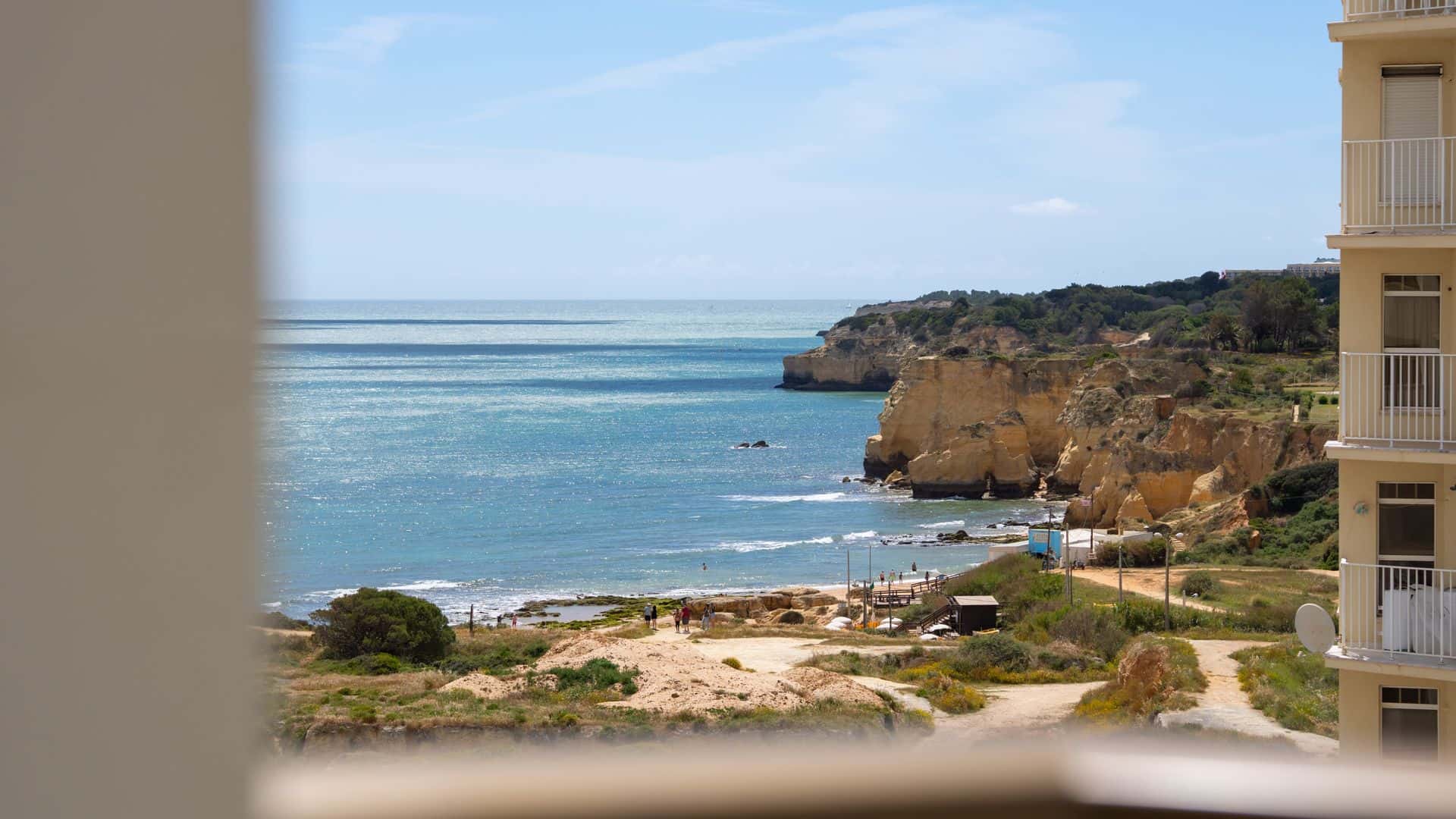 Bright 1BDR Apartment with Sea View