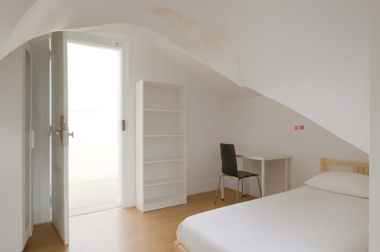 Quarto com cama de solteiro, com varanda, em apartamento com 4 quartos - FLAT L - L2