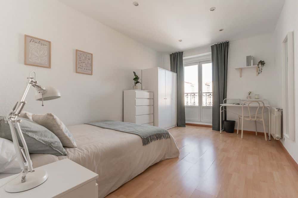 Gran habitación con balcón en La Latina